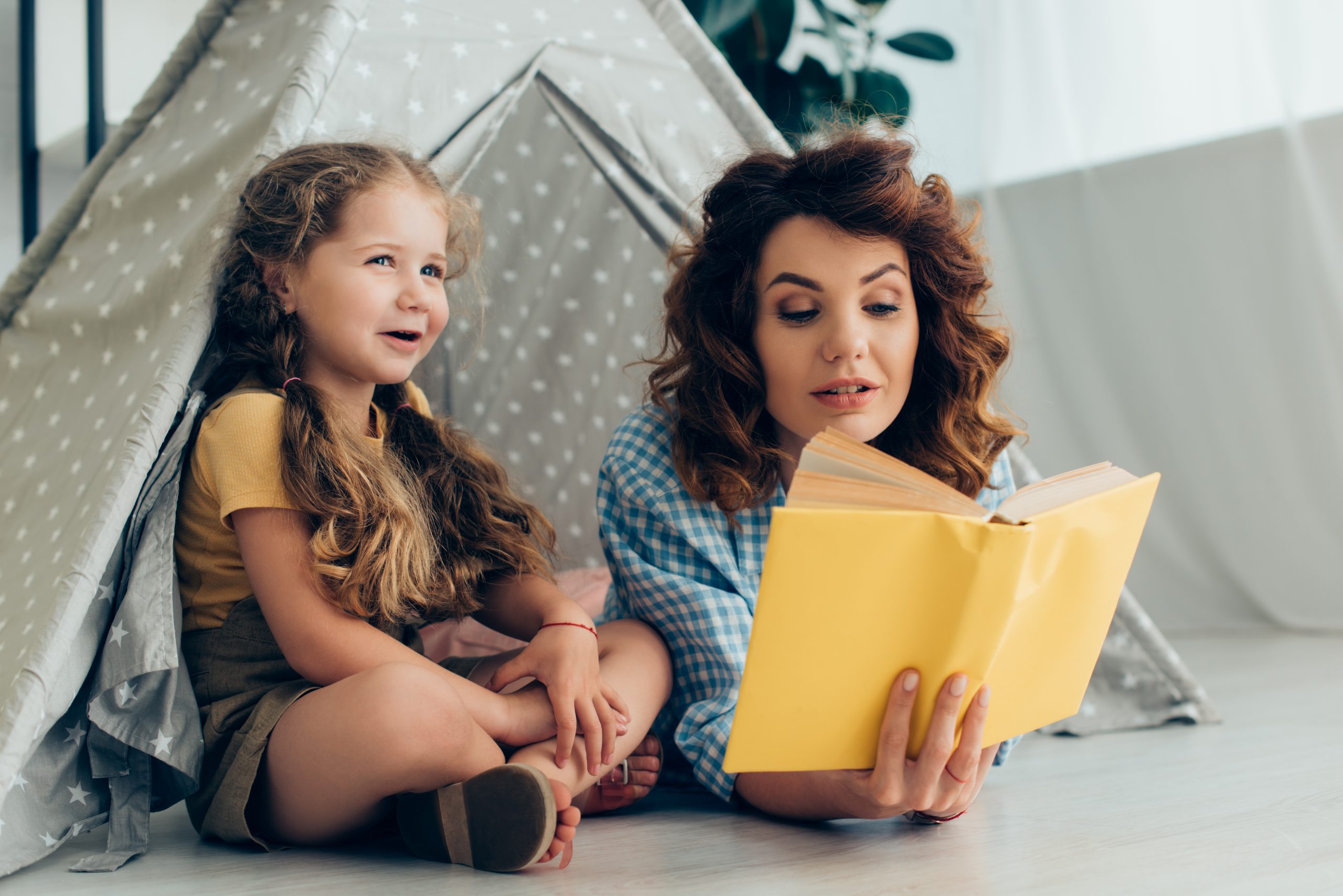 ALT-TAG Ein Kindermädchen spielt während der privaten Kinderbetreuung mit dem Kind.