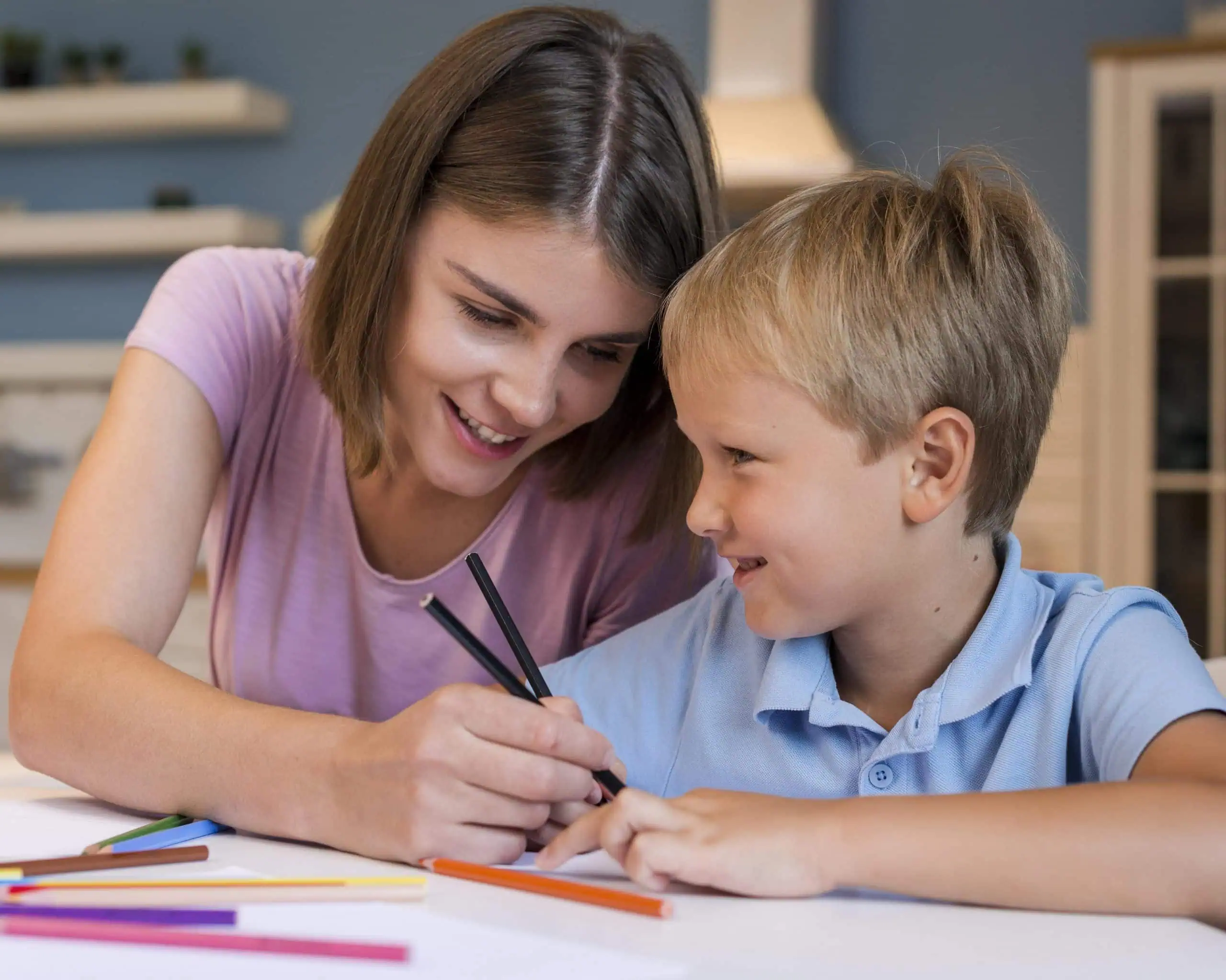 Bei einer privaten Kinderbetreuung umsorgt und fördert eine externe Person euer Kind bei euch zu Hause.